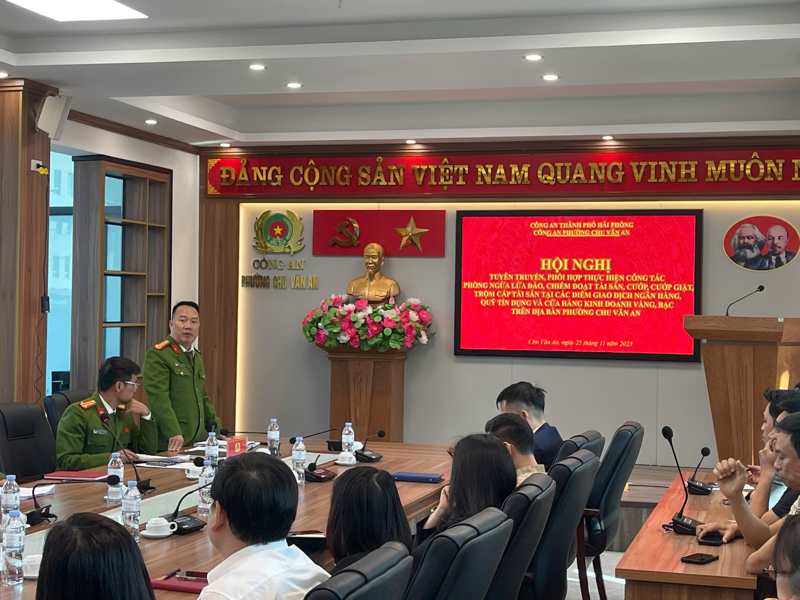 Công an phường Chu Văn An tổ chức hội nghị tuyên truyền phòng ngừa tội phạm tại các điểm giao dịch tài chính